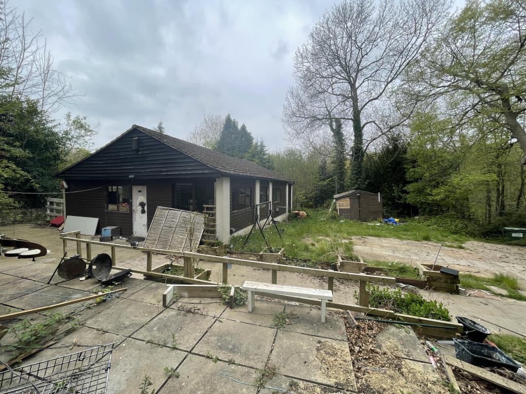 Lot: 80 - BUNGALOW & LAND WITH PLANNING TO DEMOLISH AND REPLACE - 